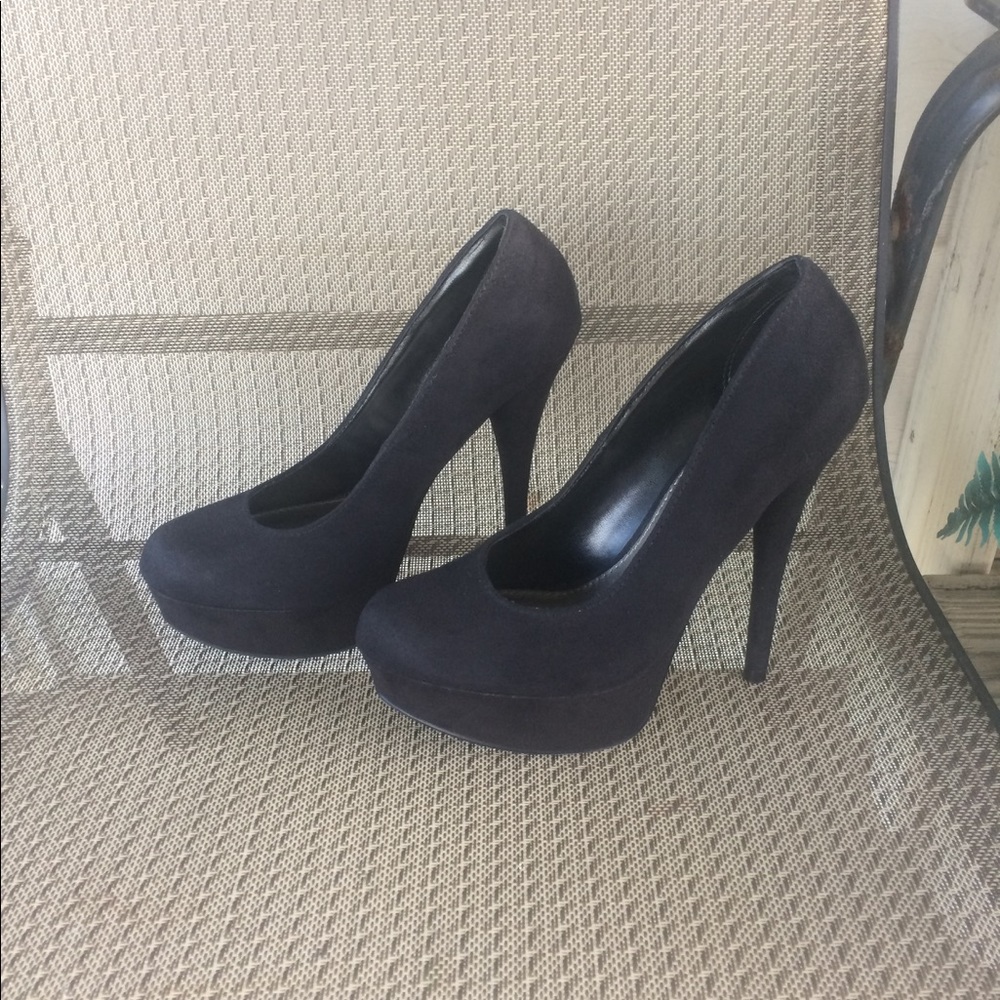 Brash black suede-like heels in EUC!